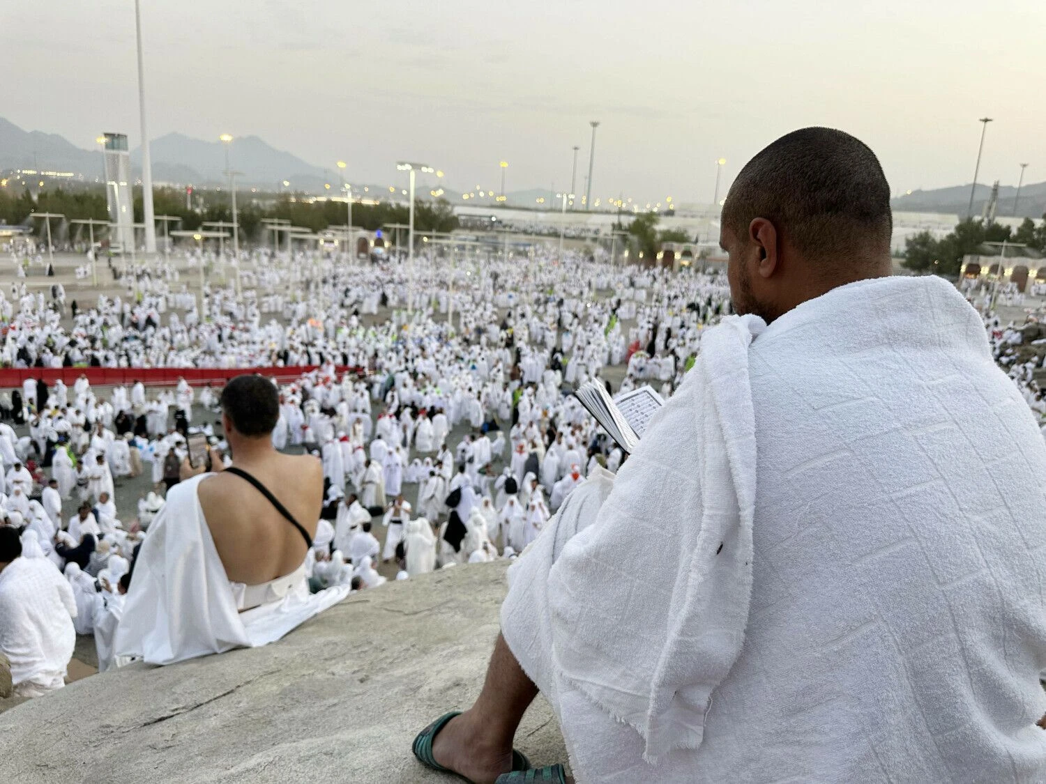 Piligrimai meldžiasi ant Arafato kalno. „Imago“ / „Scanpix“ nuotr.