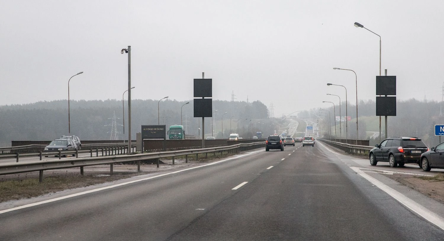 Kleboniškio tiltas per Nerį ties Kaunu jau kuris laikas iš tranzitinio kelio yra virtęs miesto gatve.Juditos Grigelytės (VŽ) nuotr. 