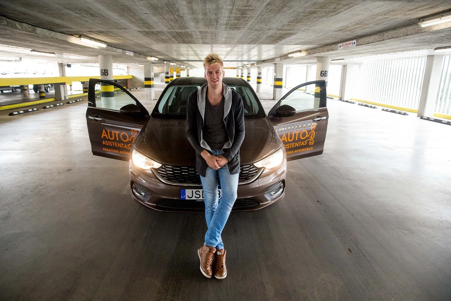 Linas Grigaliūnas, UAB „Autoadministratorius“, sukūrusios programėlę „Auto asistentas“, direktorius: „Mano verslui nereikia patalpų. Užtenka telefono, planšetės, automobilio ir partnerėmis tapusių remonto dirbtuvių“. Vladimiro Ivanovo (VŽ) nuotr.
