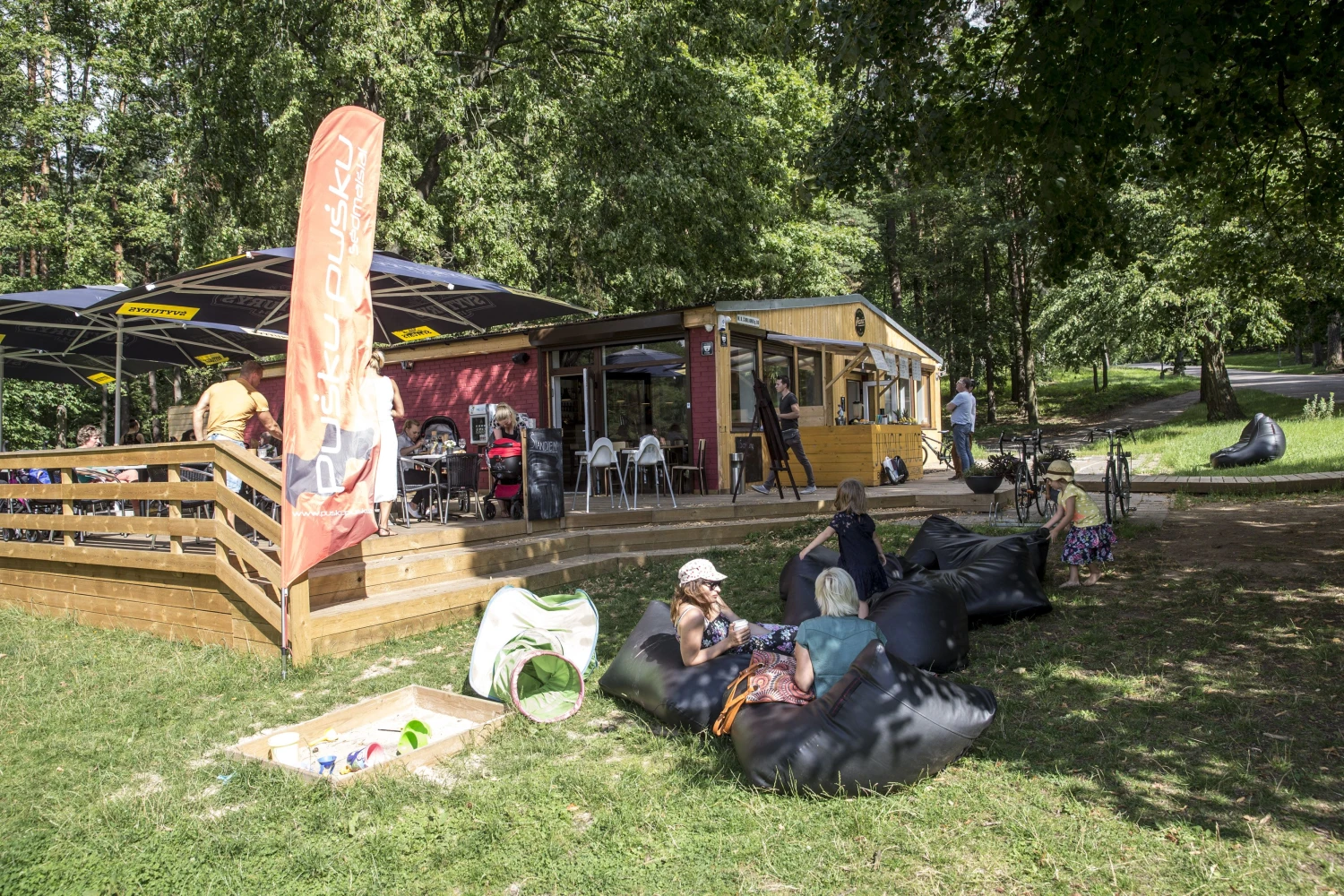 Gal neteks ilgai laukti, kol kavinių konkurencija Vingio parke pakoreguos „Picnic“ kainas ir aptarnavimo kokybę. Juditos Grigelytės Vladimiro Ivanovo (VŽ) nuotr.