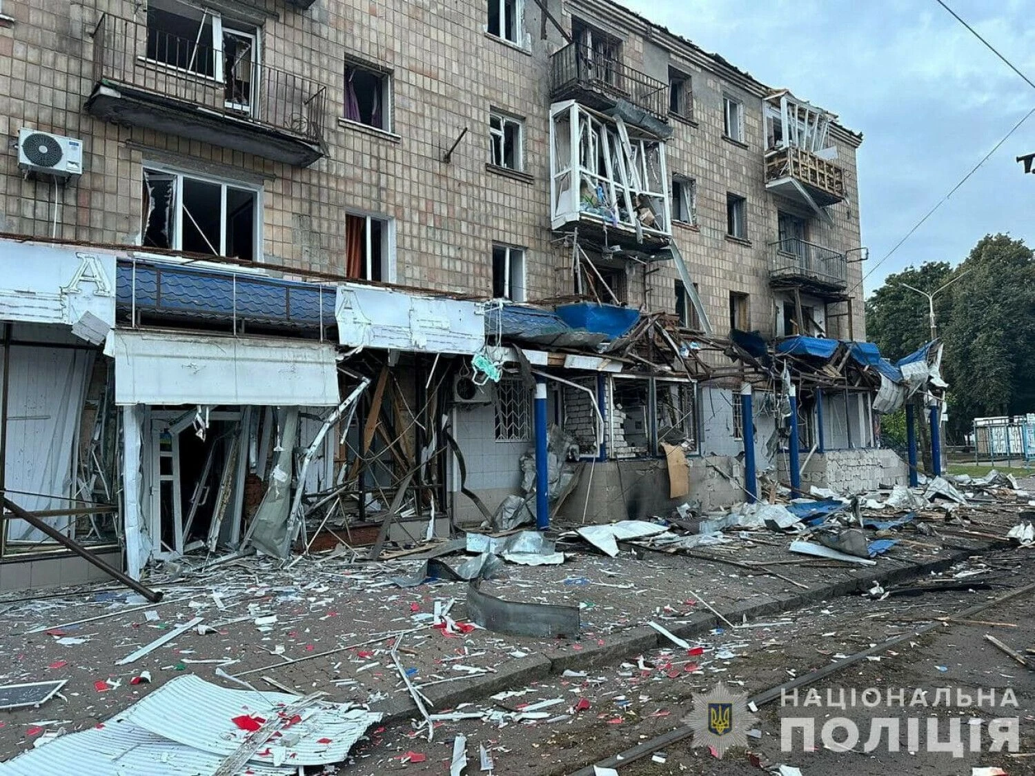 Pastatas Konotope po dronų atakos. Ukrainos policijos („Reuters“ / „Scanpix“) nuotr.