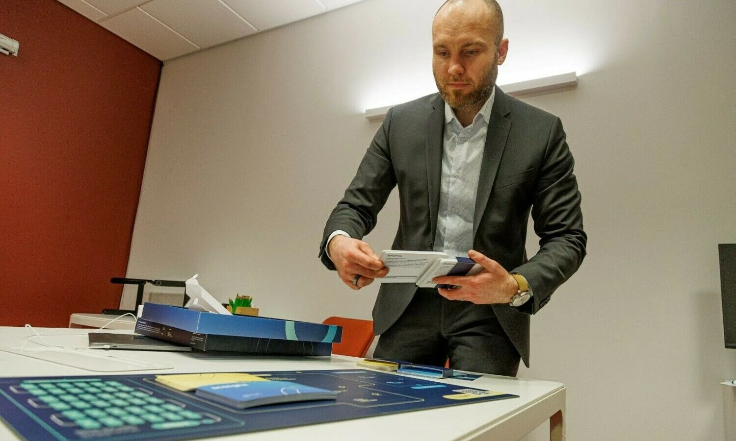 Mindaugas Grajauskas, „OVC Consulting“ konsultantas: „Šis žaidimas – tai būdas kalbėtis apie organizacijos vertybes, jas tyrinėti, geriau suprasti.“ Vladimiro Ivanovo (VŽ) nuotr.