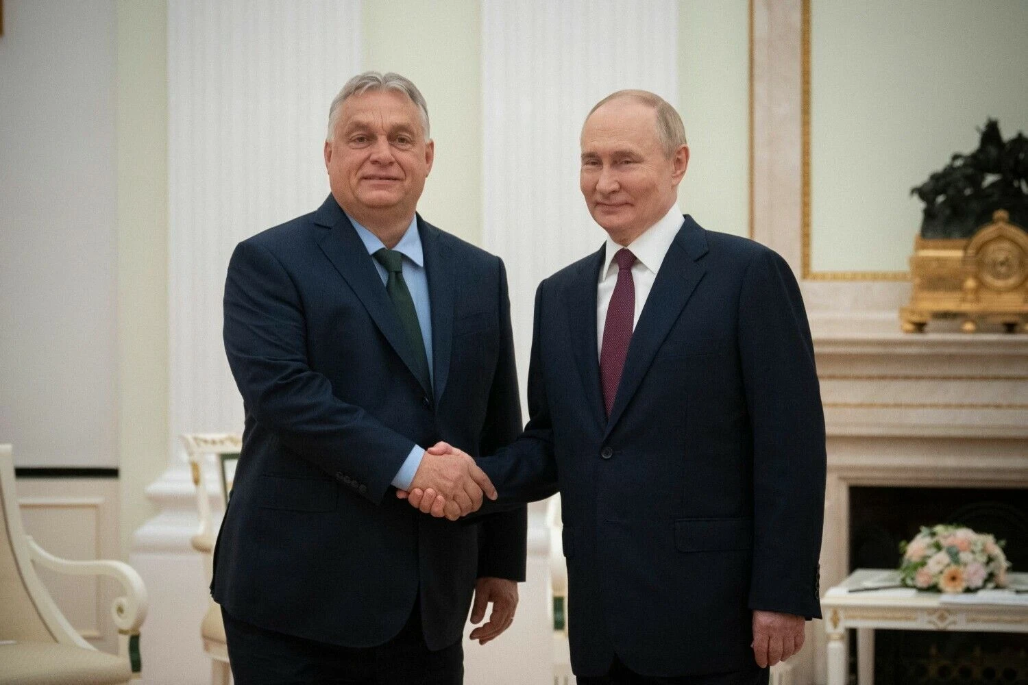 Viktoras Orbanas, Vengrijos premjeras, ir Vladimiras Putinas, karo nusikaltimais kaltinamas Rusijos autoritarinis lyderis, susitikimo liepos 5 d. metu. Vivien Cher Benko (AFP / „Scanpix“) nuotr.