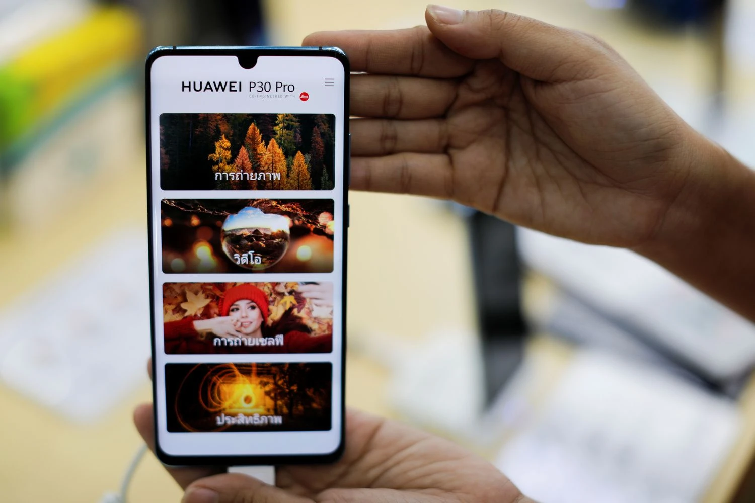 „Huawei P30 Pro“ savo kamera pranoksta visus kitus flagmanus. „Reuters“ nuotr.