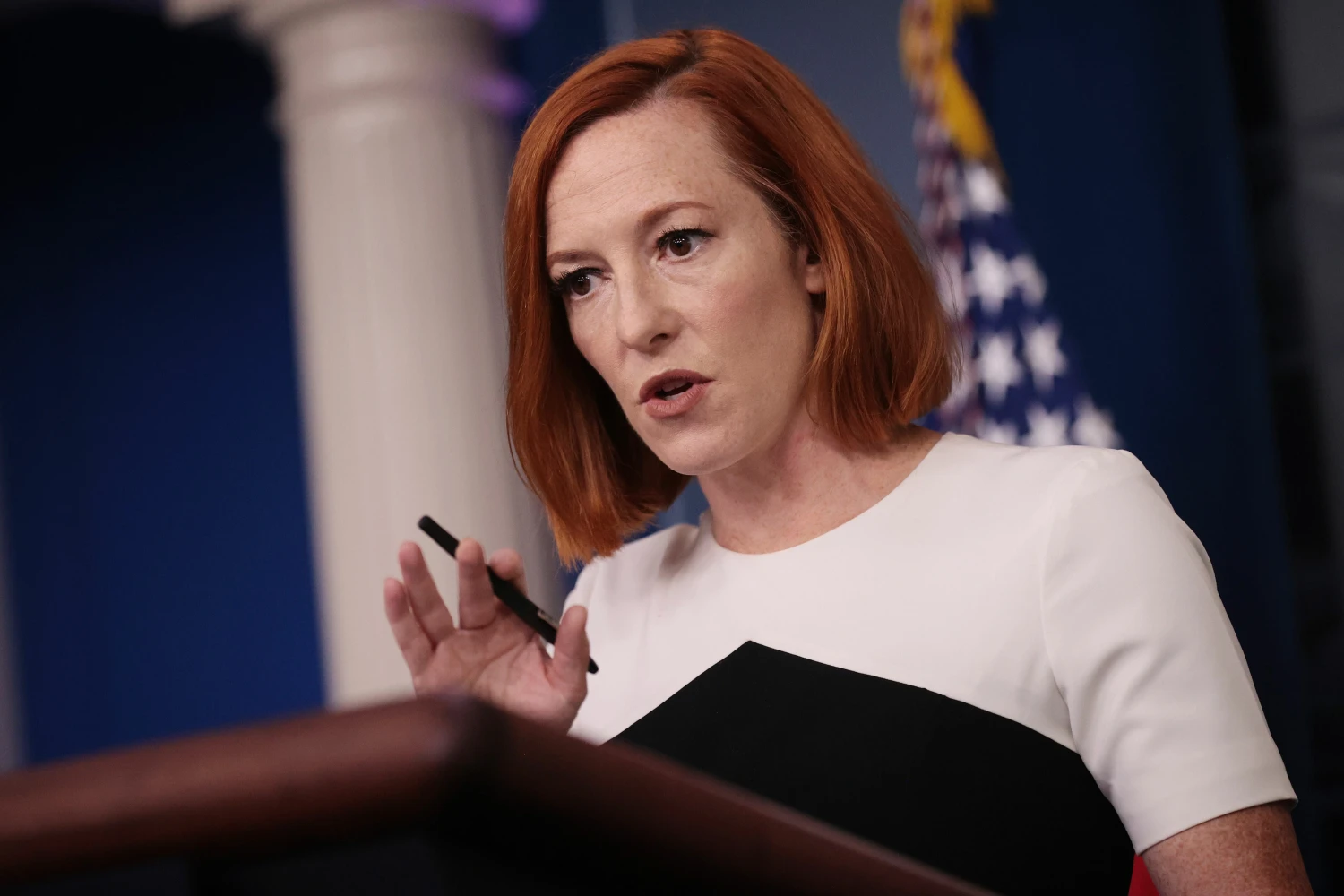 Baltųjų rūmų atstovė spaudai Jen Psaki. Chipo Somodevillos („Getty Images“ / AFP / „Scanpix“) nuotr.