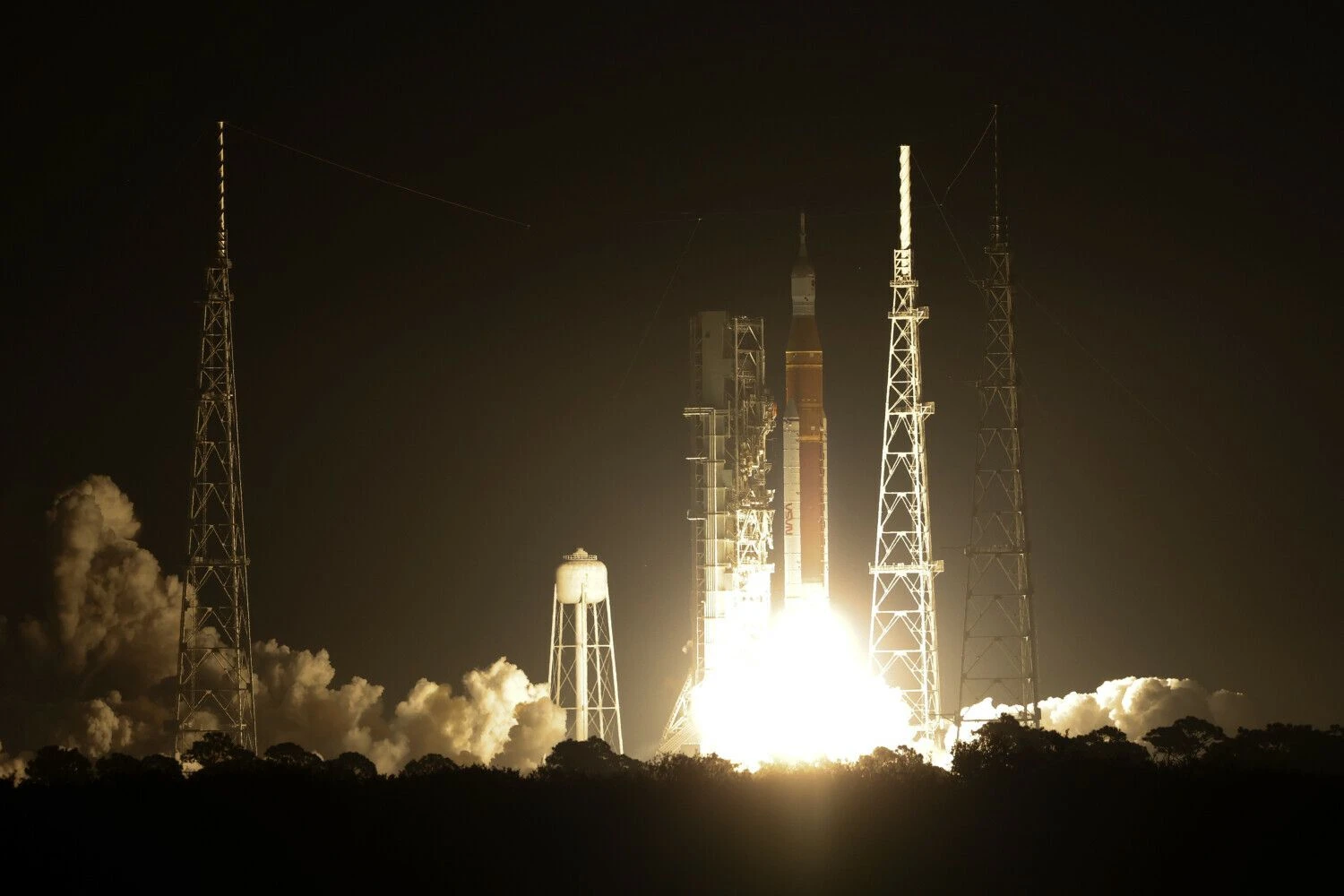 SLS raketos paleidimas. Terry Rennos („AP Photo“ / „Scanpix“) nuotr.