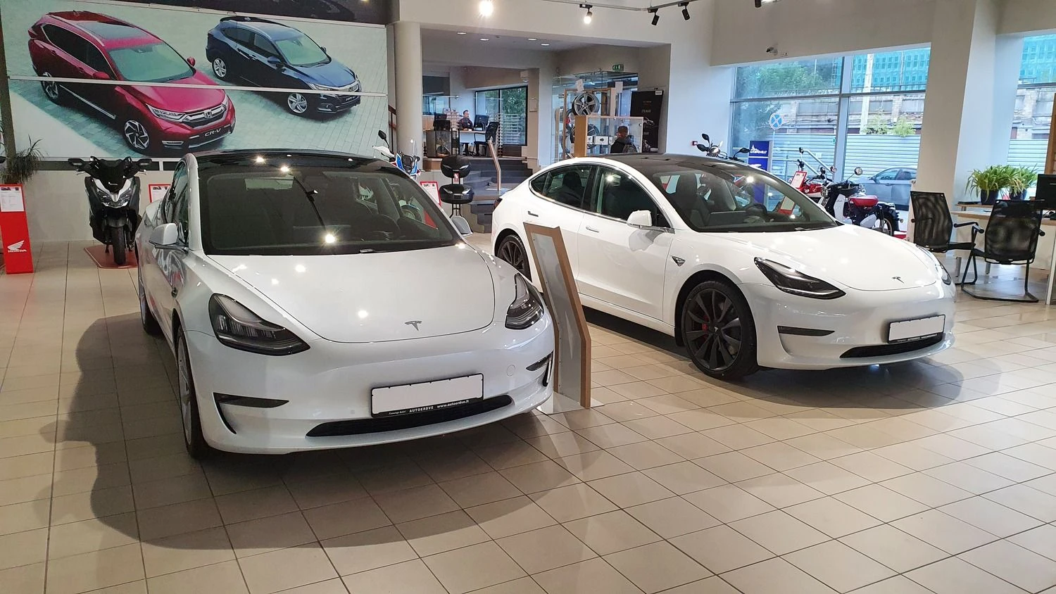 „Tesla Model 3“ salone Vilniuje. Lino Butkaus (VŽ) nuotr.