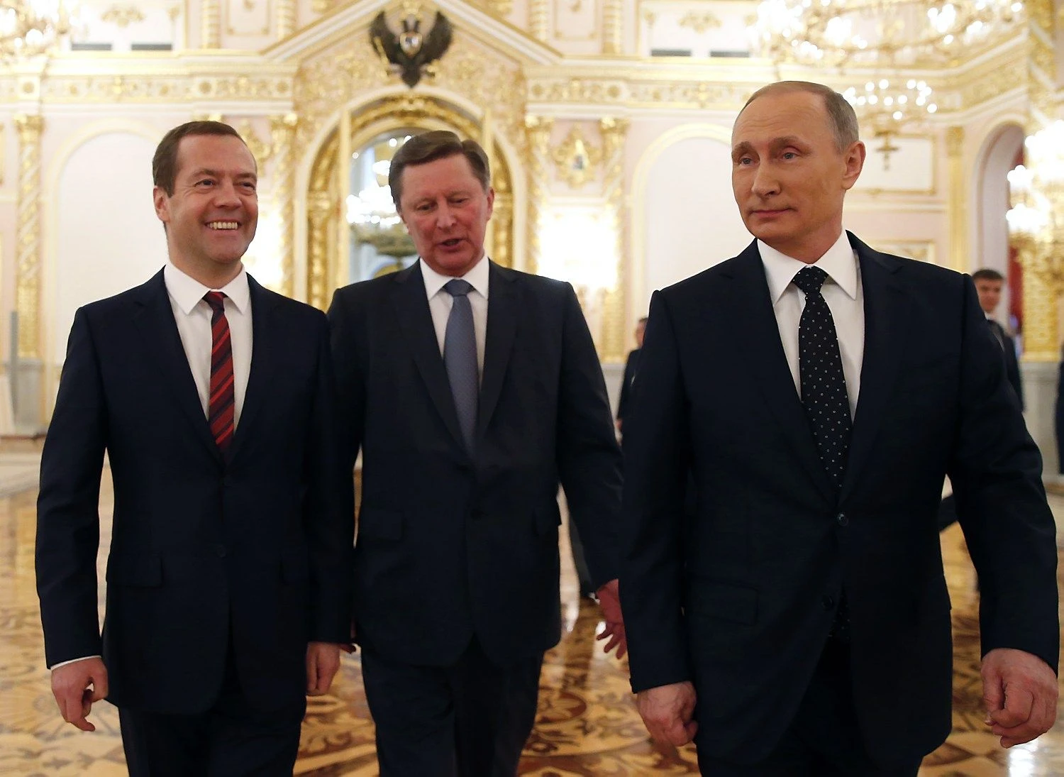 Vladimiras Putinas pažadėjo paramą problemiškiems ūkio sektoriams. Iš kairės – Rusijos premjeras Dmitrijus Medvedevas ir prezidento administracijos vadovas Sergejus Ivanovas. Dmitrijaus Aštakovo („Sputnik“ / „Scanpix“) nuotr.