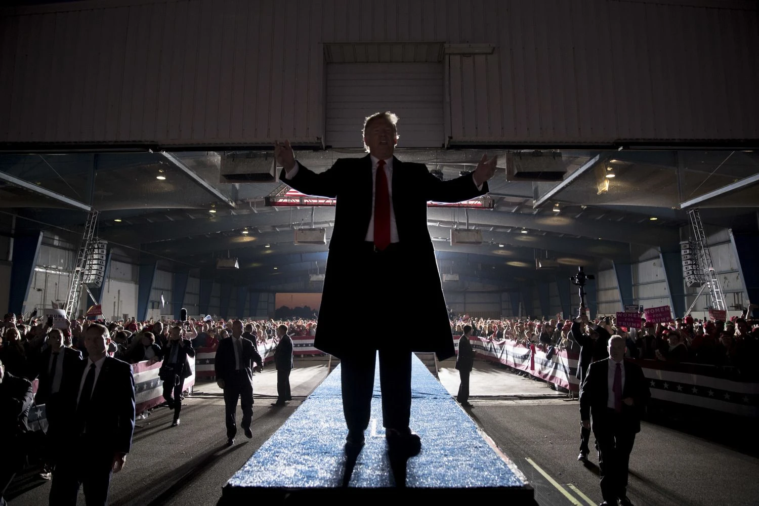 Iš esmės visi sutaria, kad 2018 m. kadencijos vidurio rinkimai yra referendumas dėl Donaldo Trumpo. AP nuotr. 