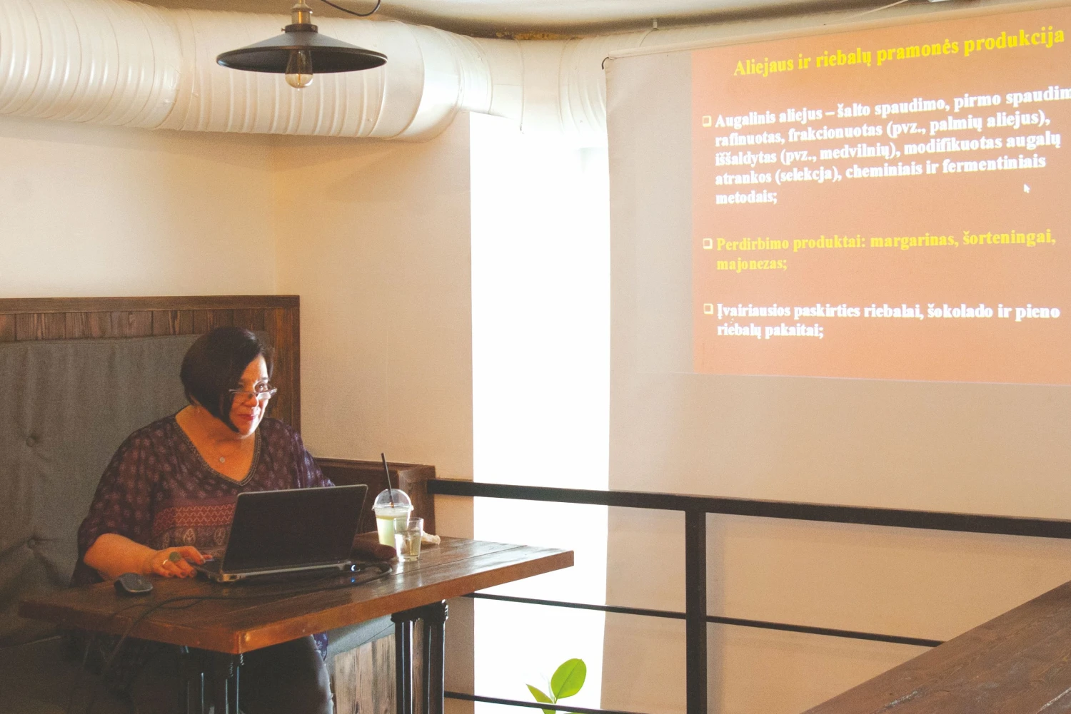 „Visiems sakau ir sakysiu, kad mums, lietuviams, reikia naudoti sėmenų aliejų“, – sako maisto technologė prof. Dainora Gruzdienė. Monikos Pietarytės nuotr.
Mokslininkai, gamintojai, pirkėjai turi skirtingą nuomonę, kas yra geriausias aliejus. „Scanpix“ nuotr. 