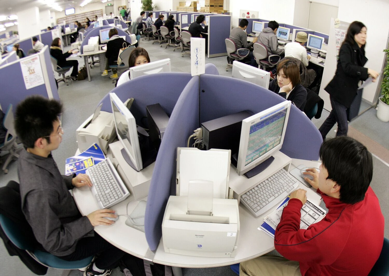 Japonai darbo vietoje. („Reuters“/„Scanpix“) nuotr.