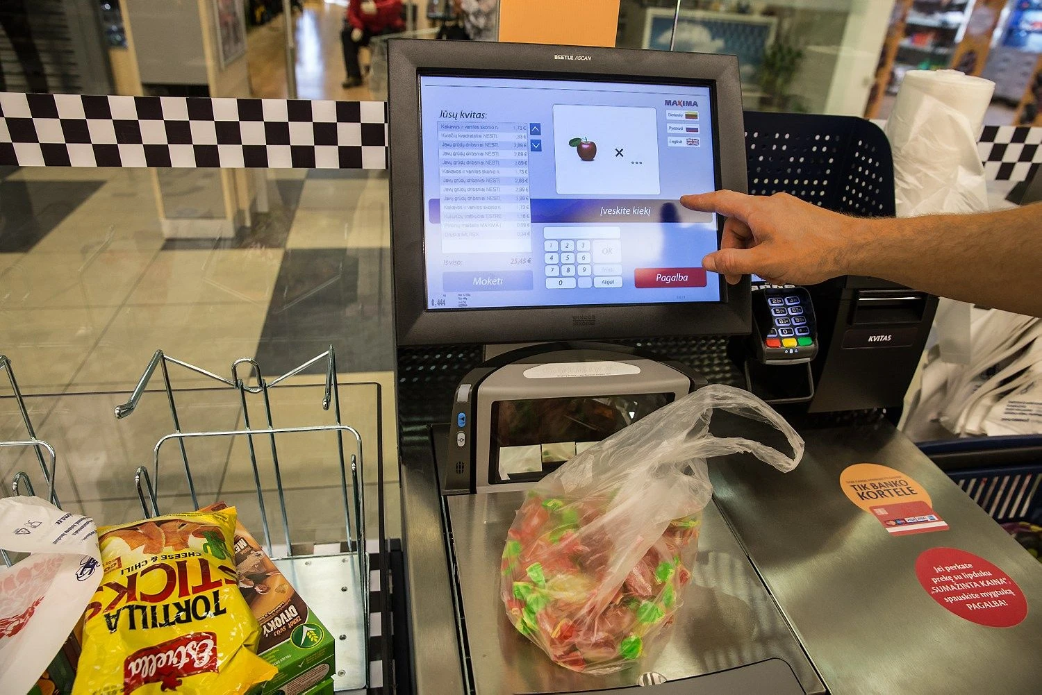 „StrongPoint“ duomenimis, šiuo metu keturiuose didžiuosiuose prekybos tinkluose – „Maximoje“, „Iki“, „Rimi“ ir „Norfoje“ –veikia apie 8.000 kasų. Iš jų maždaug 200 yra savitarnos kasos. 
Juditos Grigelytės (VŽ) nuotr.