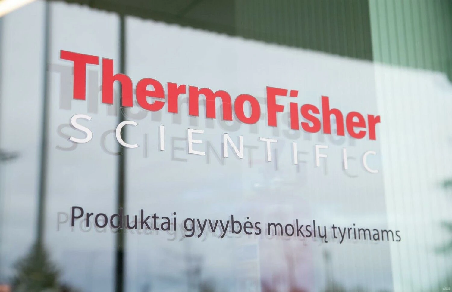 „Thermo Fisher Scientific“ iškaba. Juditos Grigelytės (VŽ) nuotr.