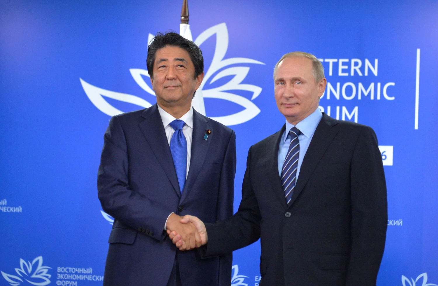 Shinzo Abe, Japonijos premjeras, ir Rusijos prezidentas Vladimiras Putinas susitiko Vladivostoke. Aleksejaus Družinino („Sputnik“ / „Scanpix“) nuotr.