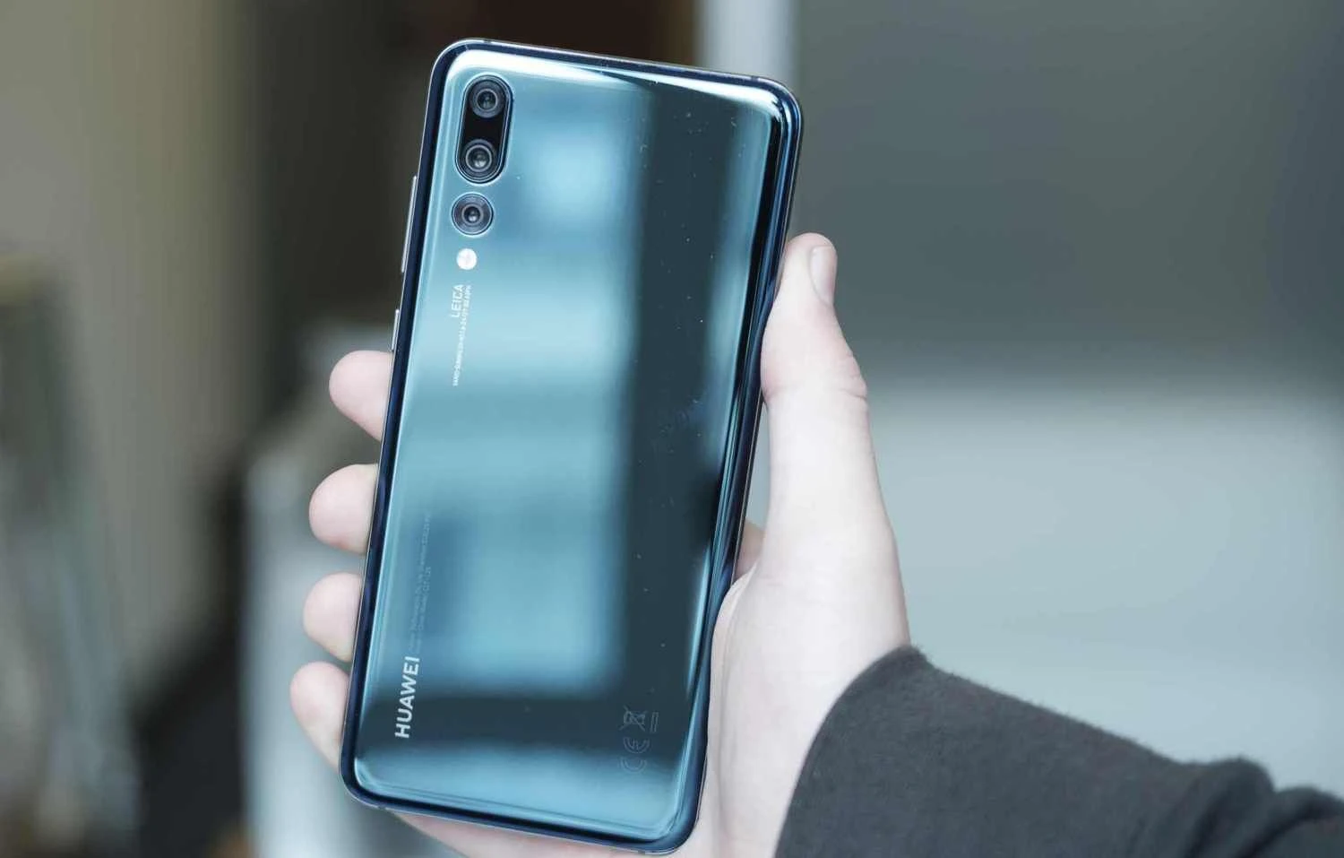 Vienintelė „Huawei“ dizaino inovacija yra „Twilight“ spalva, kuri keičia atspalvį pagal apšvietimą. Gamintojo nuotr.

