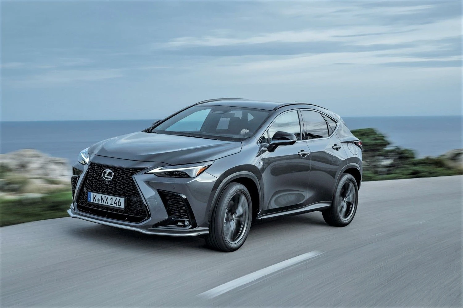 Beveik nepasikeitęs dizainas slepia svarbias technologines antrosios kartos NX naujoves. „Lexus“ nuotr.