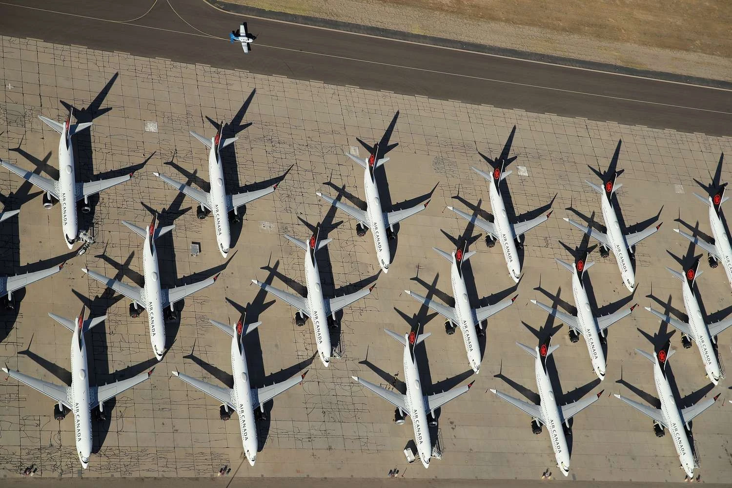 Nors vasaros pabaigoje buvo galima įžvelgti šiokių tokių aviacijos atsigavimo ženklų, antroji koronaviruso banga juos vėl nubraukė. Christiano Peterseno (AFP / „Scanpix“) nuotr.