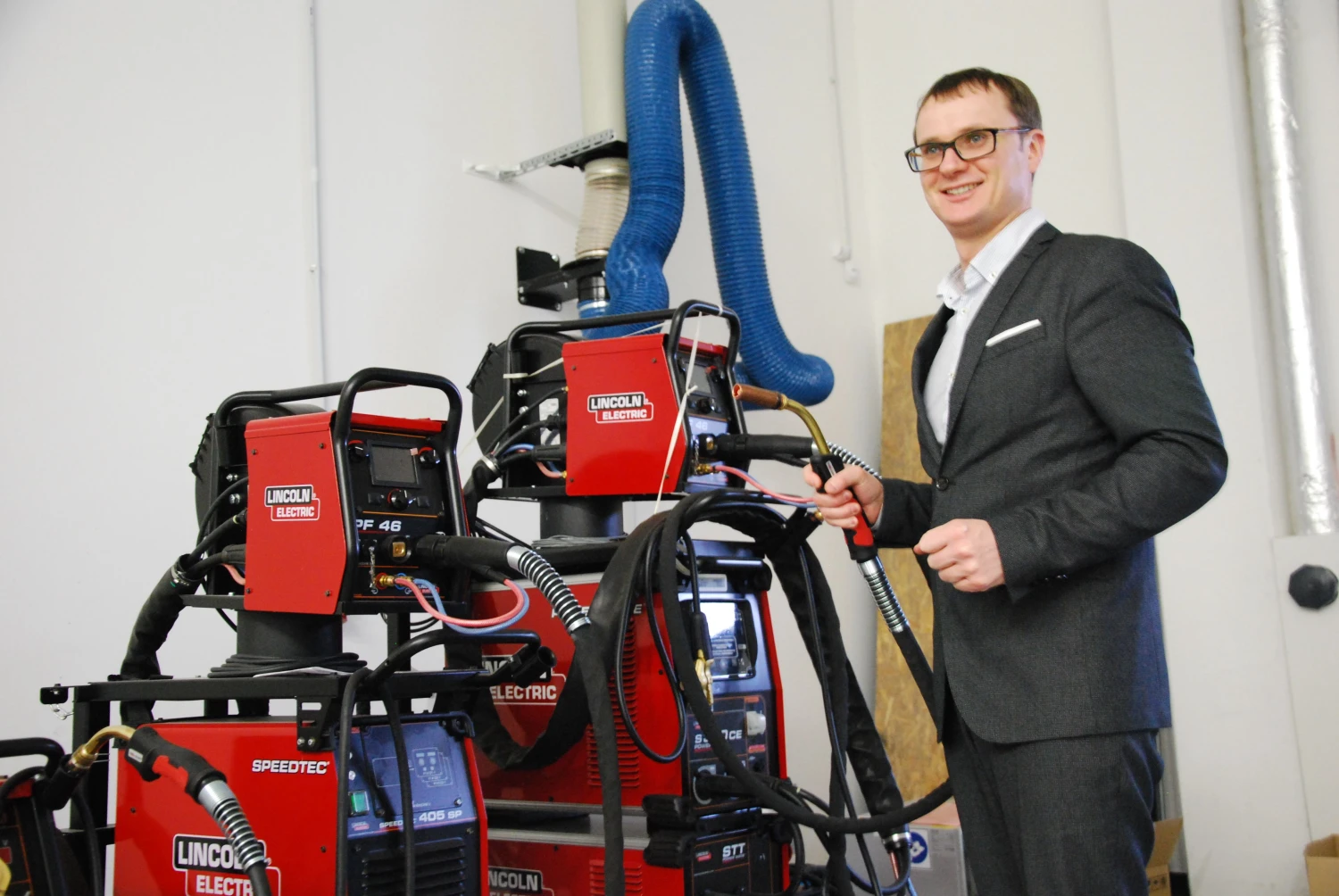 Andrius Sutnikas, verslo inkubatorių valdančios VšĮ Klaipėdos mokslo ir technologijų parko komunikacijų vadovas, sako, kad naujosios 3D modeliavimo bazės išskirtinumas tas, kad čia galima imtis ne tik projektavimo, bet ir gamybinės veiklos.  Mildos Ancevičės nuotr. 