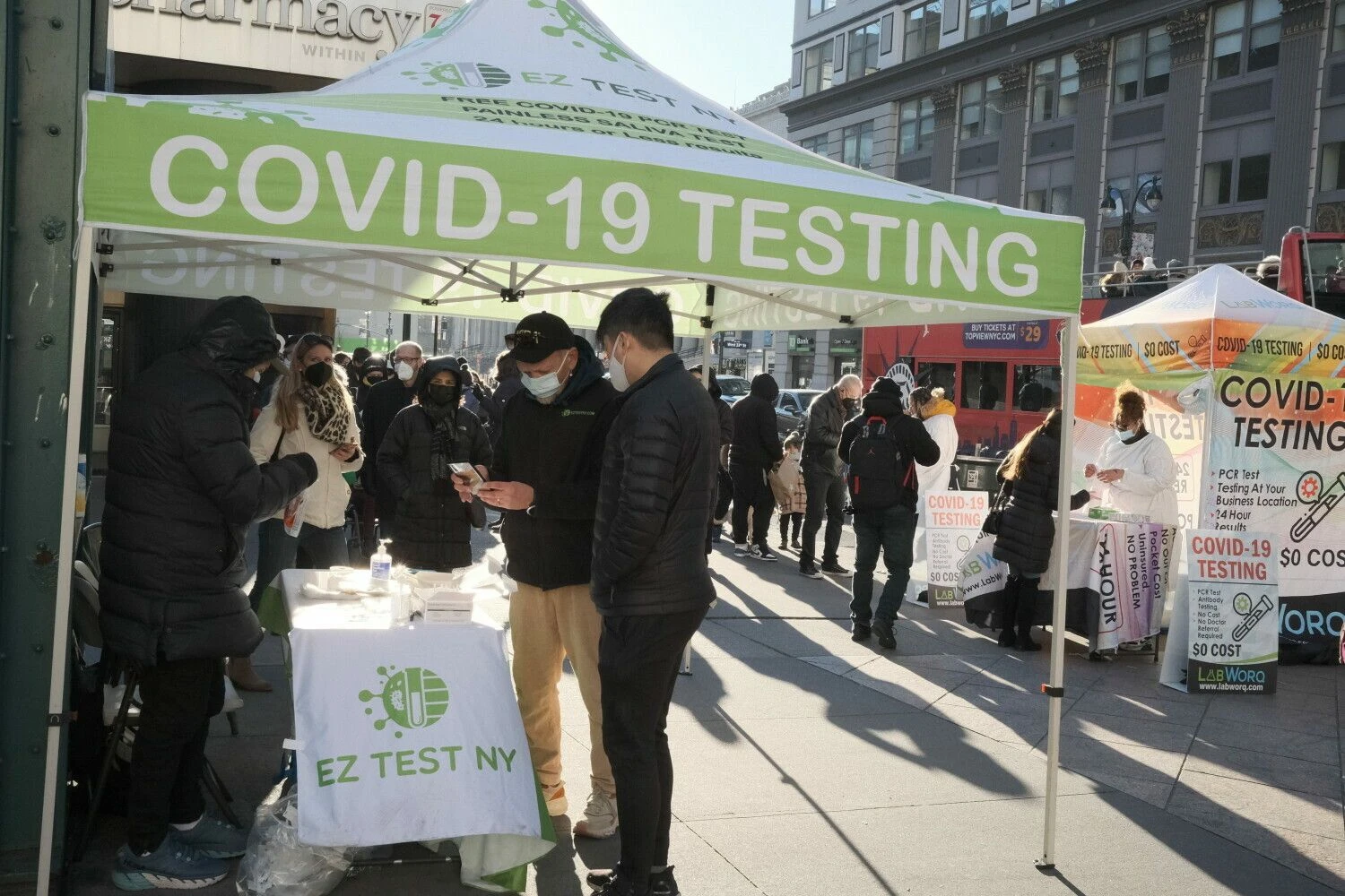 Testavimo dėl COVID-19 palapinės Niujorke. Braulio Jataro („SOPA Images“ / „ZUMA Press Wire“ / „Scanpix“) nuotr.