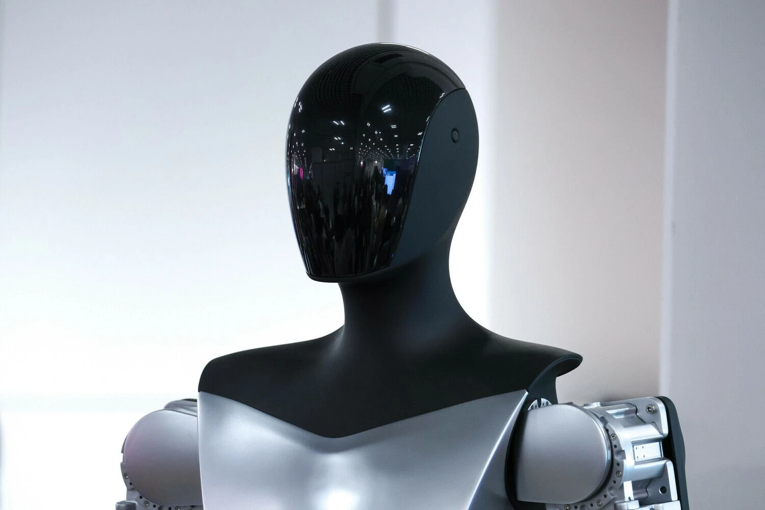 Bendrovės „Tesla“ humanoidinis robotas „Optimus“. SIPA /„Scanpix“ nuotr.