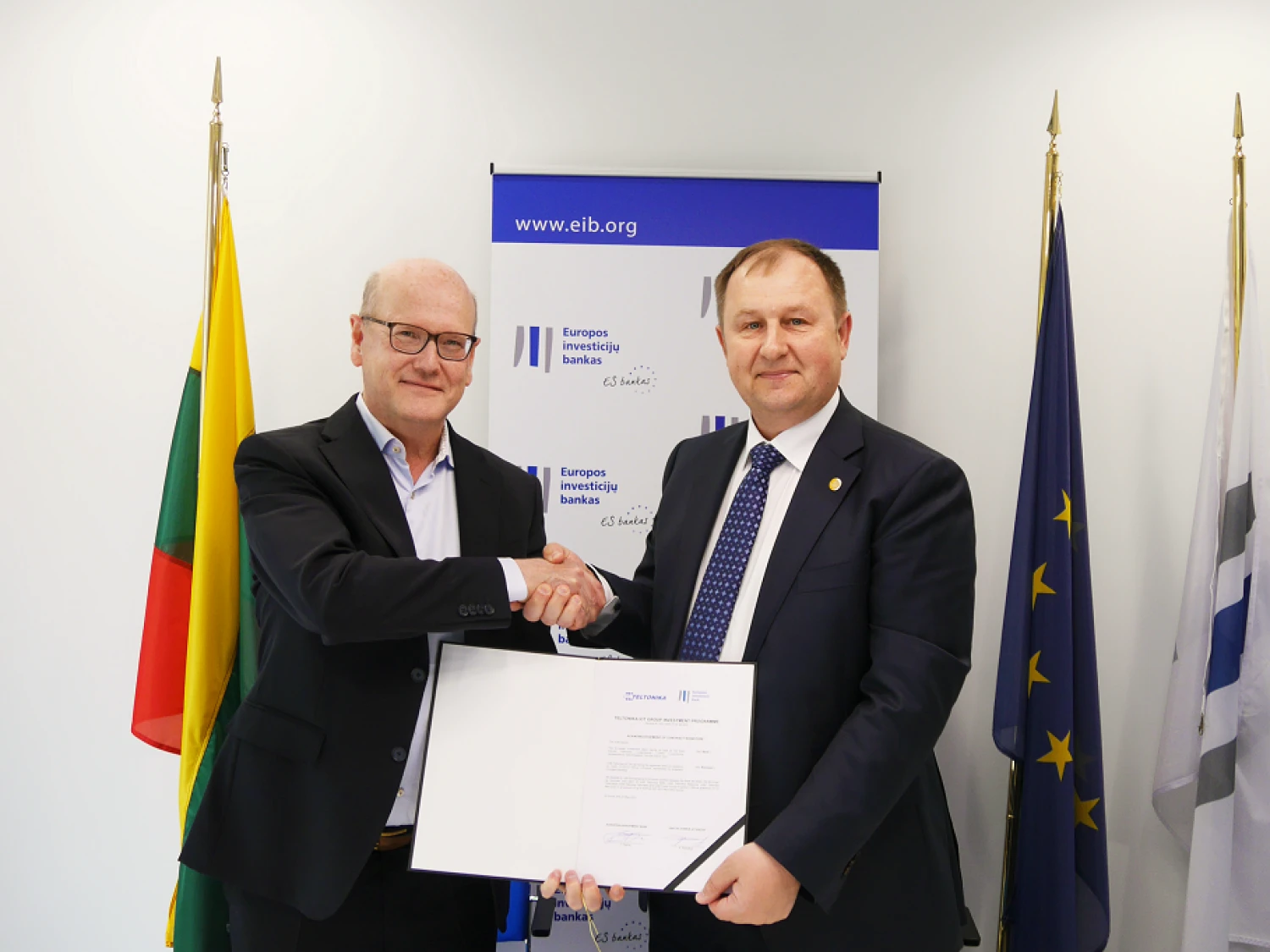 Arvydas Paukštys, „Teltonika IoT Group“ prezidentas Arvydas Paukštys (dešinėje) ir EIB vicepirmininkas Thomas Ostrosas (kairėje). Bendrovės nuotr.