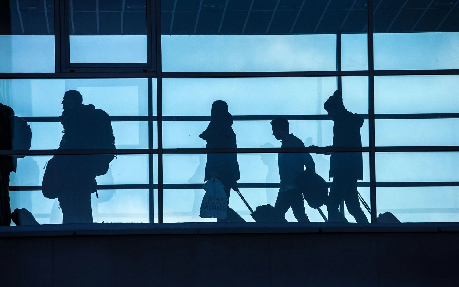 Dėl emigracijos šalyje mažėja „Sodros“ įmokų mokėtojų, tačiau ilguoju laikotarpiu sumažės ir pačių pensininkų, nes išvykusiems iš šalies pensijas mokės ES valstybės, kuriose jie dirba. Juditos Grigelytės (VŽ) nuotr. 