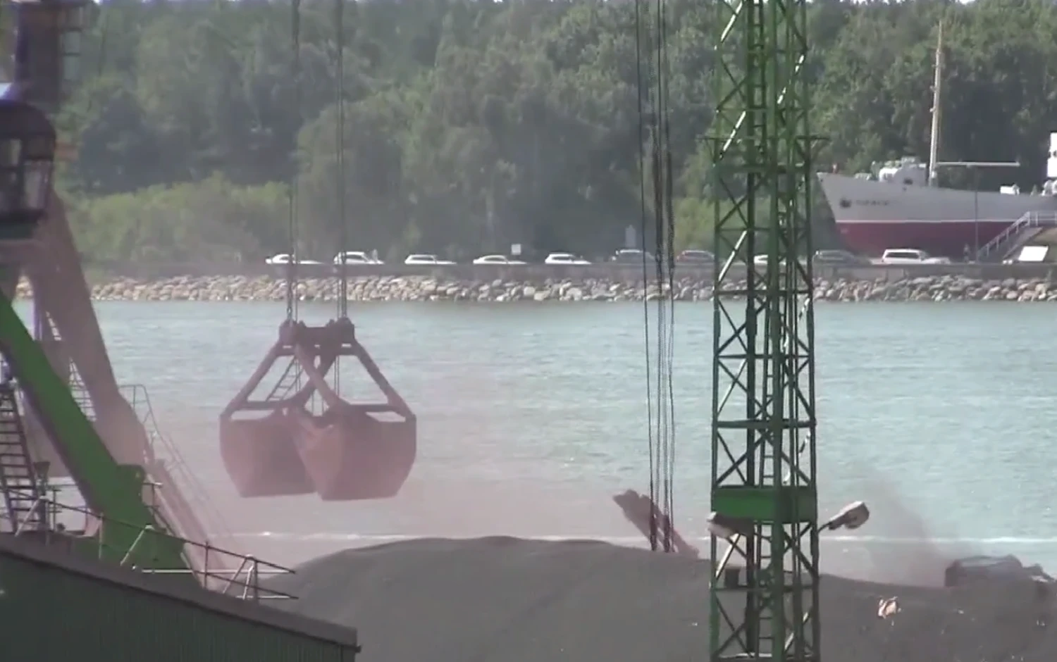 Gyventojai internete talpina vaizdo įrašus, kuriuose matyti atvirame krovos terminale vėjo keliamos dulkės. Kadras iš „Youtube“.