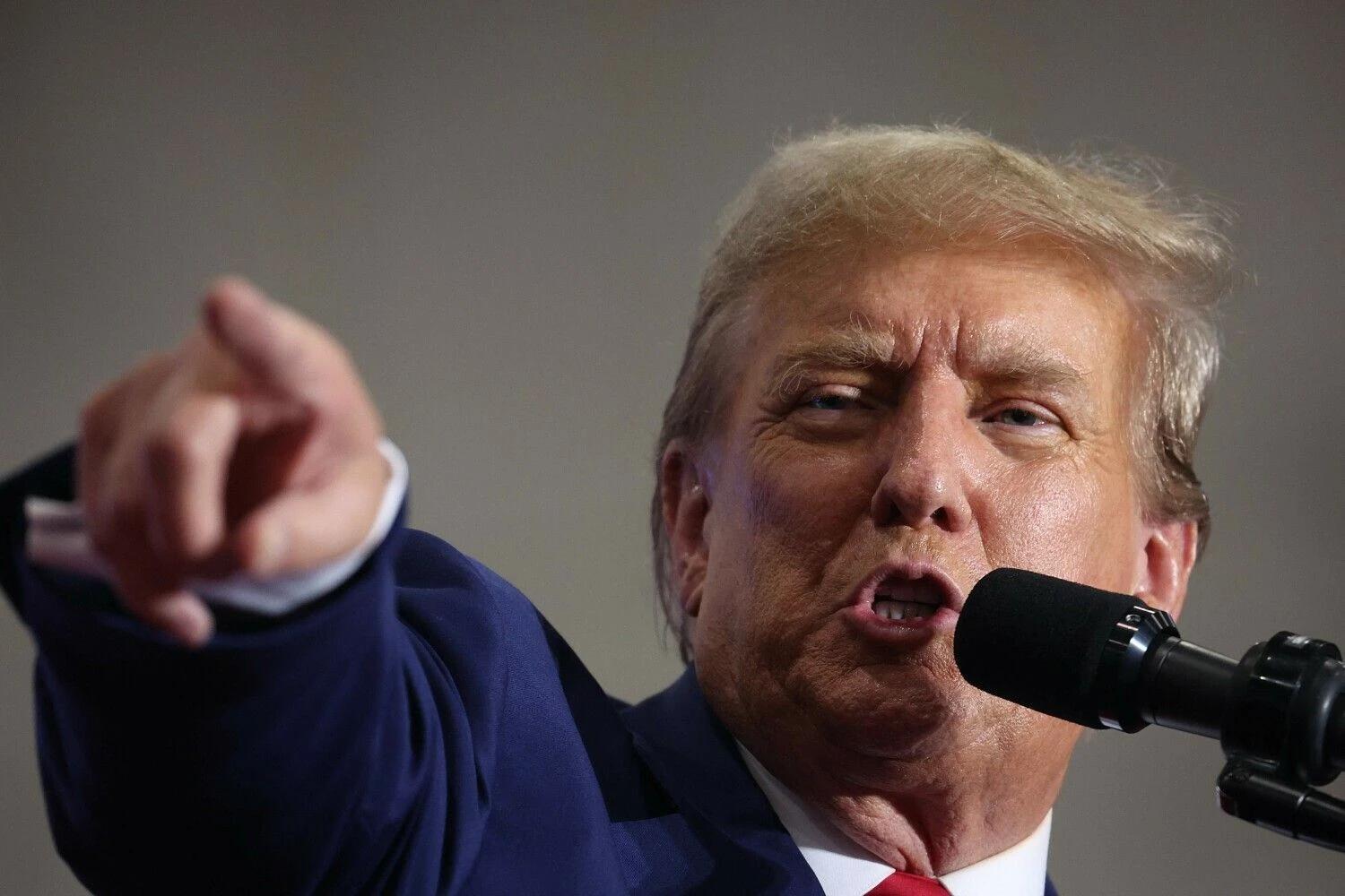 Visai neseniai D. Trumpas imigrantus vadino „gyvuliais“, pranašavo, kad bus „pralietas kraujas“, jei kitą lapkritį jis nelaimės rinkimų, o 2021 m. sausio 6 d. riaušių dalyvius gyrė kaip „neįtikėtinus patriotus“. AFP / „Scanpix“ nuotr.