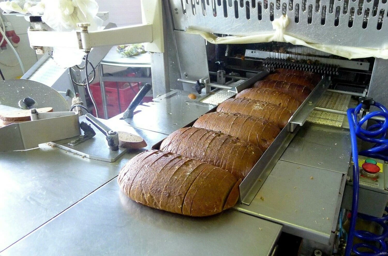 Duonos ir pyrago gaminių gamybos ir prekybos UAB „Gudobelė“ Kaišiadoryse.