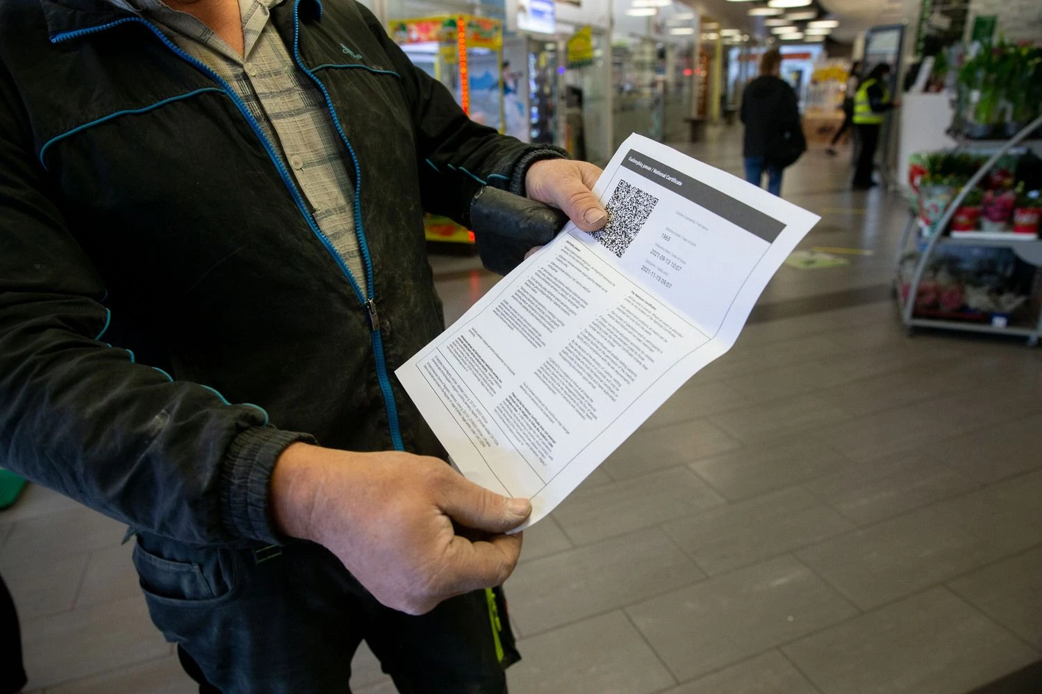 Tikrinami Galimybių pasai Vilniaus prekybos centruose. Juditos Grigelytės (VŽ) nuotr.