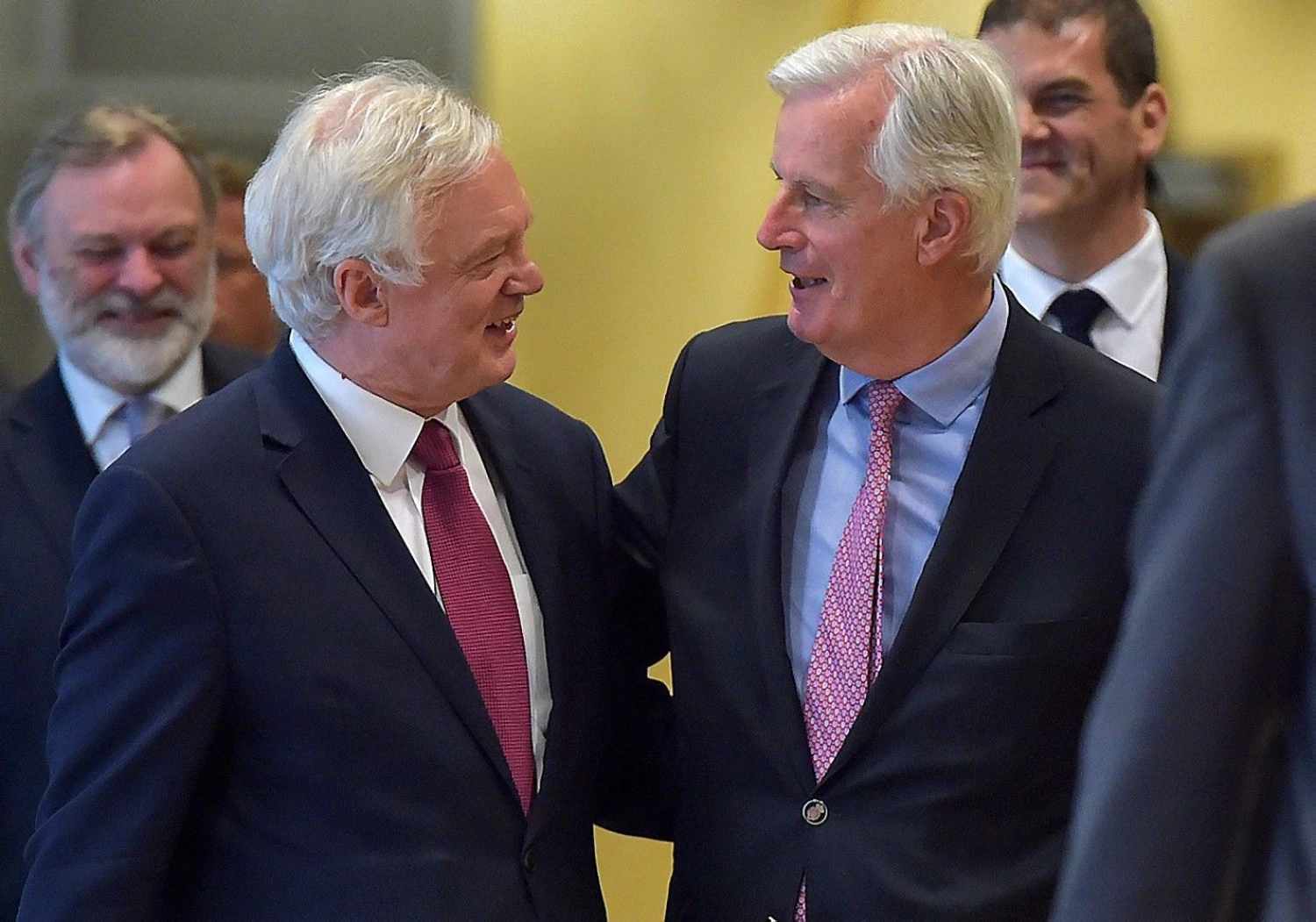 Michelis Barnier, ES vyriausiasis derybininkas, ir Davidas Davisas, JK „Brexit“ sekretorius. Erico Vidalio („Reuters“ / „Scanpix“) nuotr.