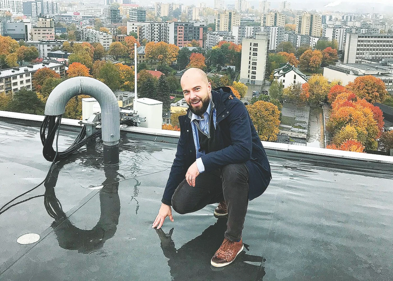 Šarūnas Barauskas, „0G Baltics“ vykdomasis direktorius, prie vienos iš įmonės antenų Vilniuje. Asmeninio archyvo nuotr.