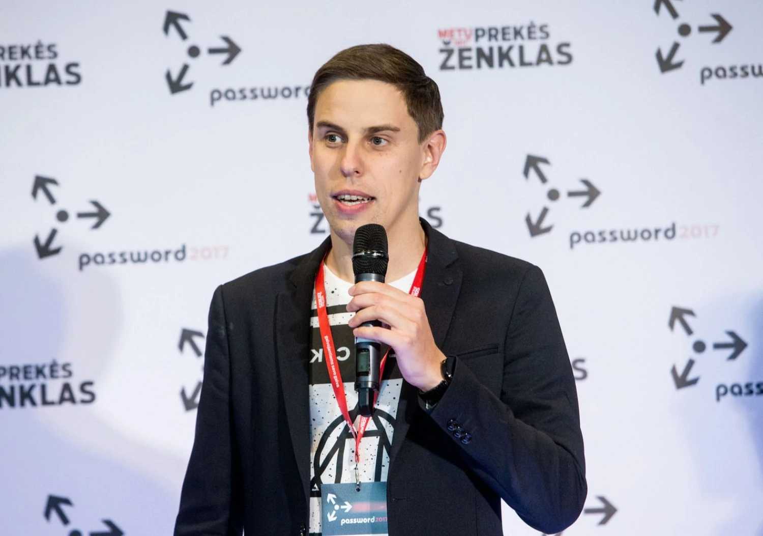 Regimantas Urbanas, „Sem.lt“ verslo plėtros ir rinkodaros vadovas: „Barjeras pradėti ICO yra labai mažas, todėl žmonės nemato rizikos. Dalis jų pasikviečia konsultantus, sumeta informacinį dokumentą (angl. white paper), iš kurio matyti, kad nebuvo labai ieškota verslo modelio, ir pradeda.“ 
Juditos Grigelytės (VŽ) nuotr.