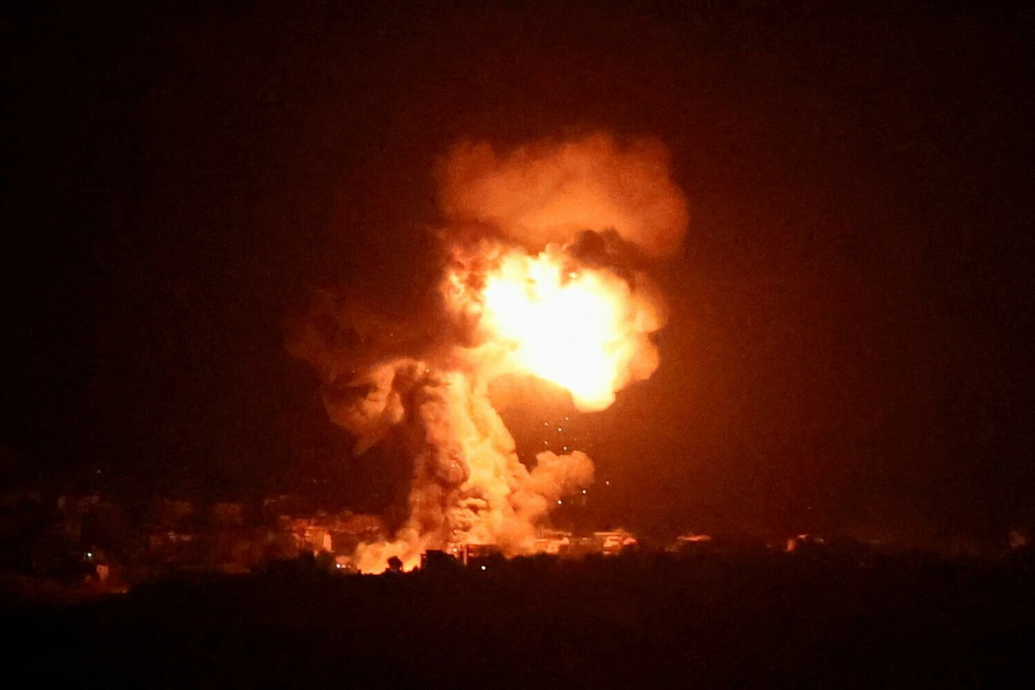 Sprogimas pietryčių Libane, po Izraelio antskrydžių. Azizo Tahero („Reuters“ / „Scanpix“) nuotr.