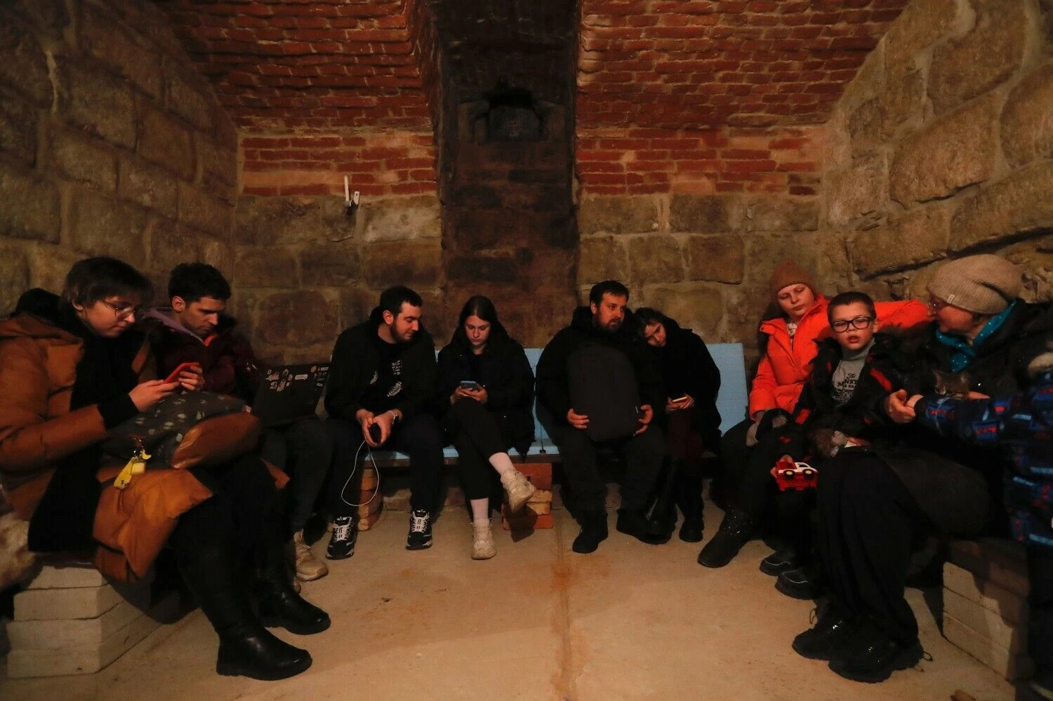 Ukrainiečiai slepiasi nuo apšaudymo bunkeryje. Ruaridho Stewarto (ZUMA / „Scanpix“) nuotr.