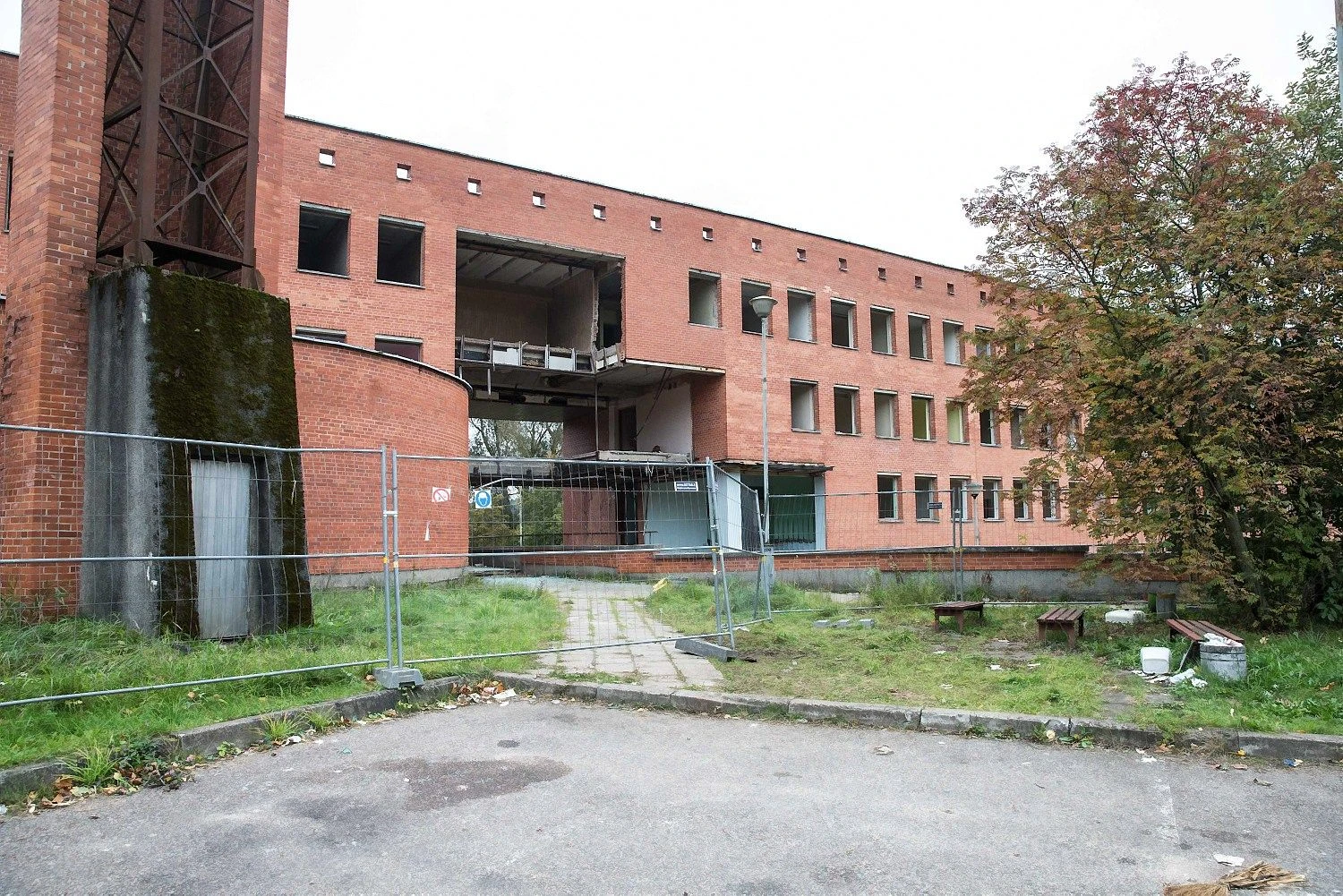 Buvęs Kelių policijos pastatas Vilniuje, Giraitės g. 3, kurio vietoje Vokietijos mažmeninės prekybos tinklas „Lidl“ planuoja statyti biurų kompleksą. 
Juditos Grigelytės (VŽ) nuotr.