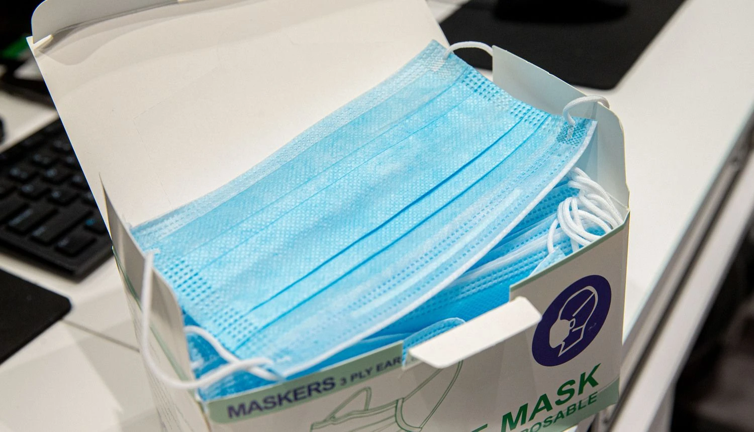 Apsauginių kaukių dėvėjimas viešose vietose iš prievolės taps rekomendacija. Juditos Grigelytės (VŽ) nuotr.