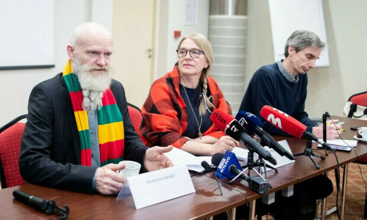 Iš kairės: K. Juraitis, E. Švenčionienė ir A. Paleckis per spaudos konferenciją 2022 m. sausį. Irmanto Gelūno (BNS) nuotr.