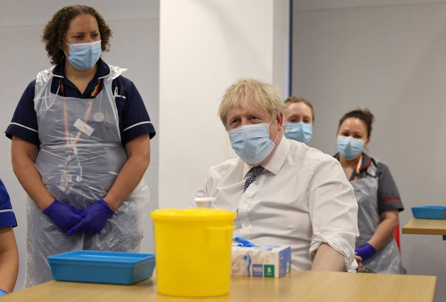Borisas Johnsonas lanko Miltono Keyneso universitetinę ligoninę. Adriano Denniso („Reuters“/„Scanpix“) nuotr.