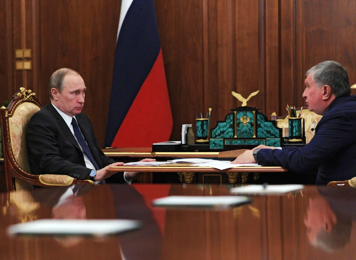 Vladimiras Putinas susitinka su Igoriu Sečinu (dešinėje), „Rosneft“ vadovu. Michailo Klementjevo („Sputnik“ / „Scanpix“) nuotr.