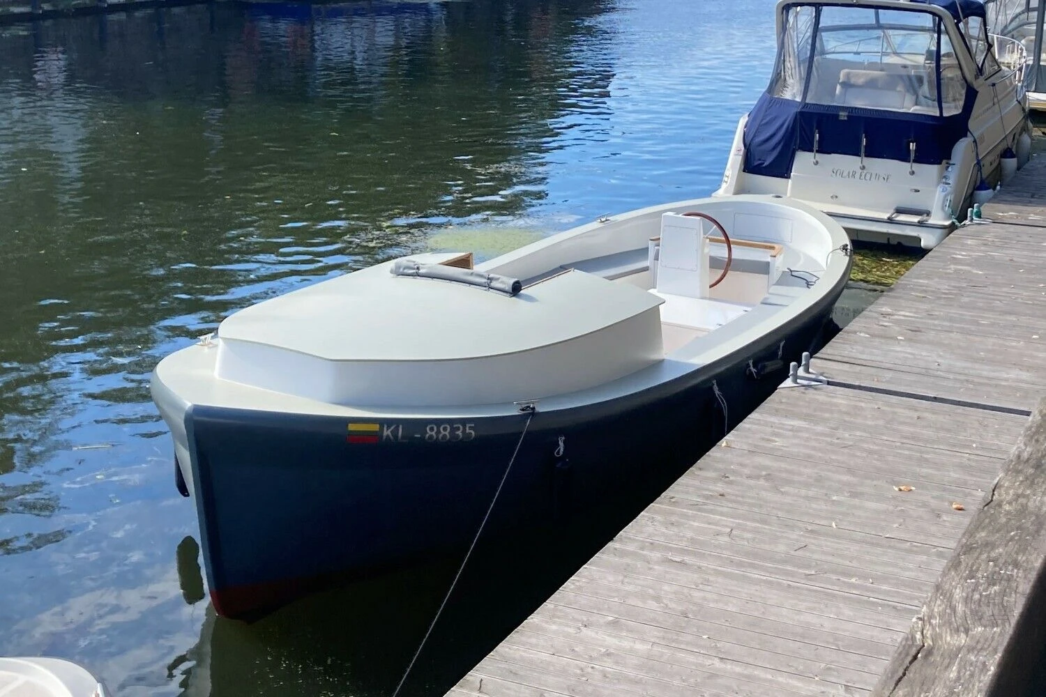 Elektrinio laivo prototipas, prišvartuotas Danės krantinėje. Kūrėjų nuotr.