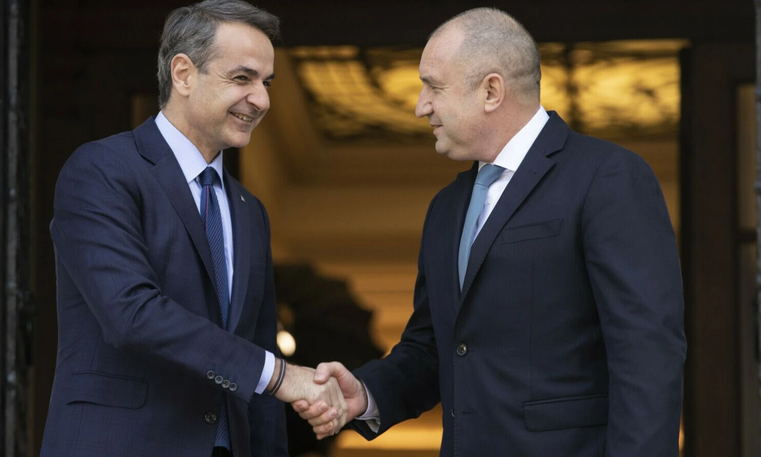 Graikijos premjeras K. Micotakis (kairėje) ir Bulgarijos prezidentas R. Radevas. Petro Giannakourio („AP Photo“ / „Scanpix“) nuotr.