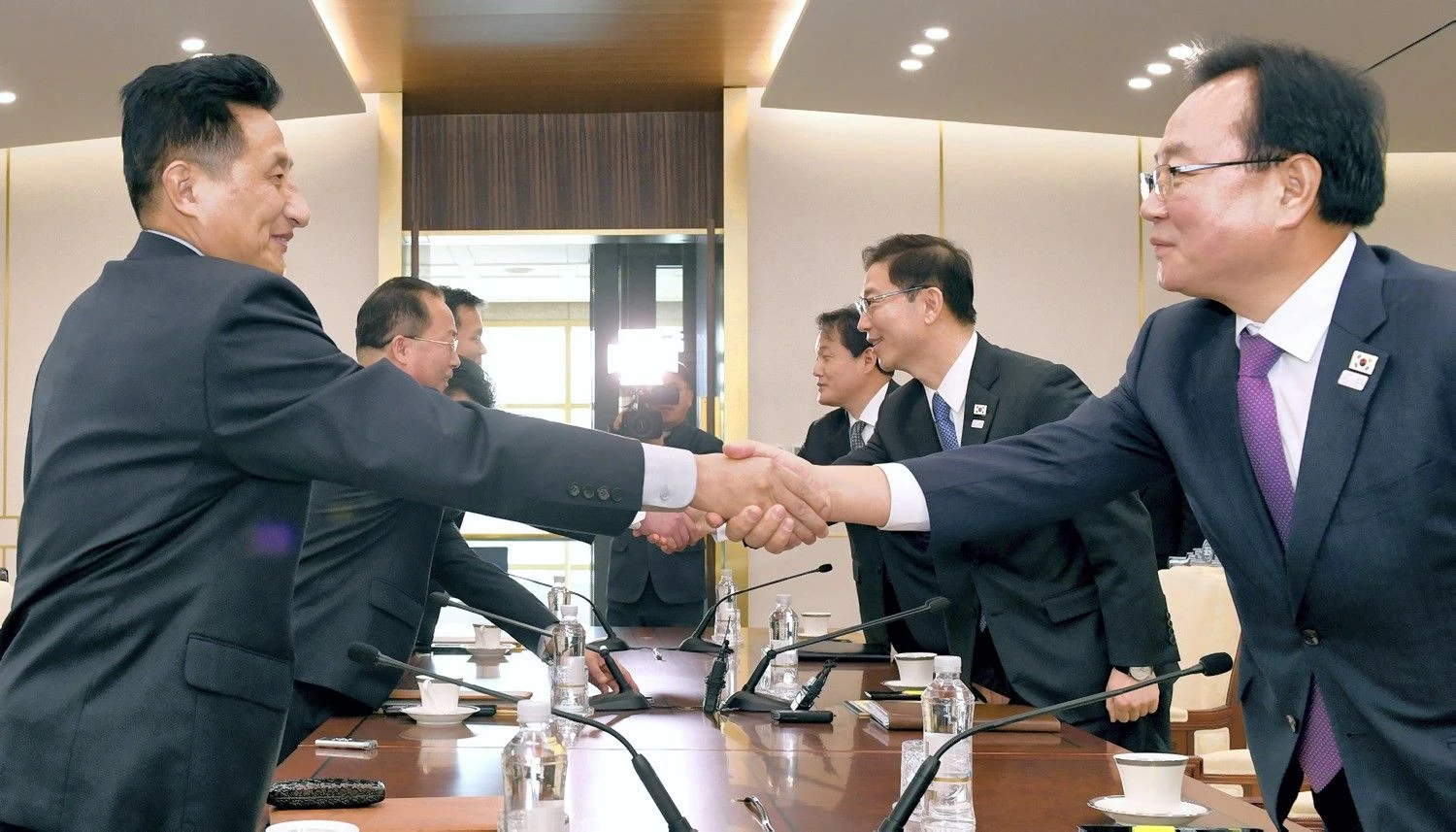 Kairėje – Jon Jong Su, Šiaurės Korėjos delegacijos vadovas, dešinėje – Chun Hae-sungas, Pietų Korėjos susivienijimo ministras. „Reuters“ nuotr. 