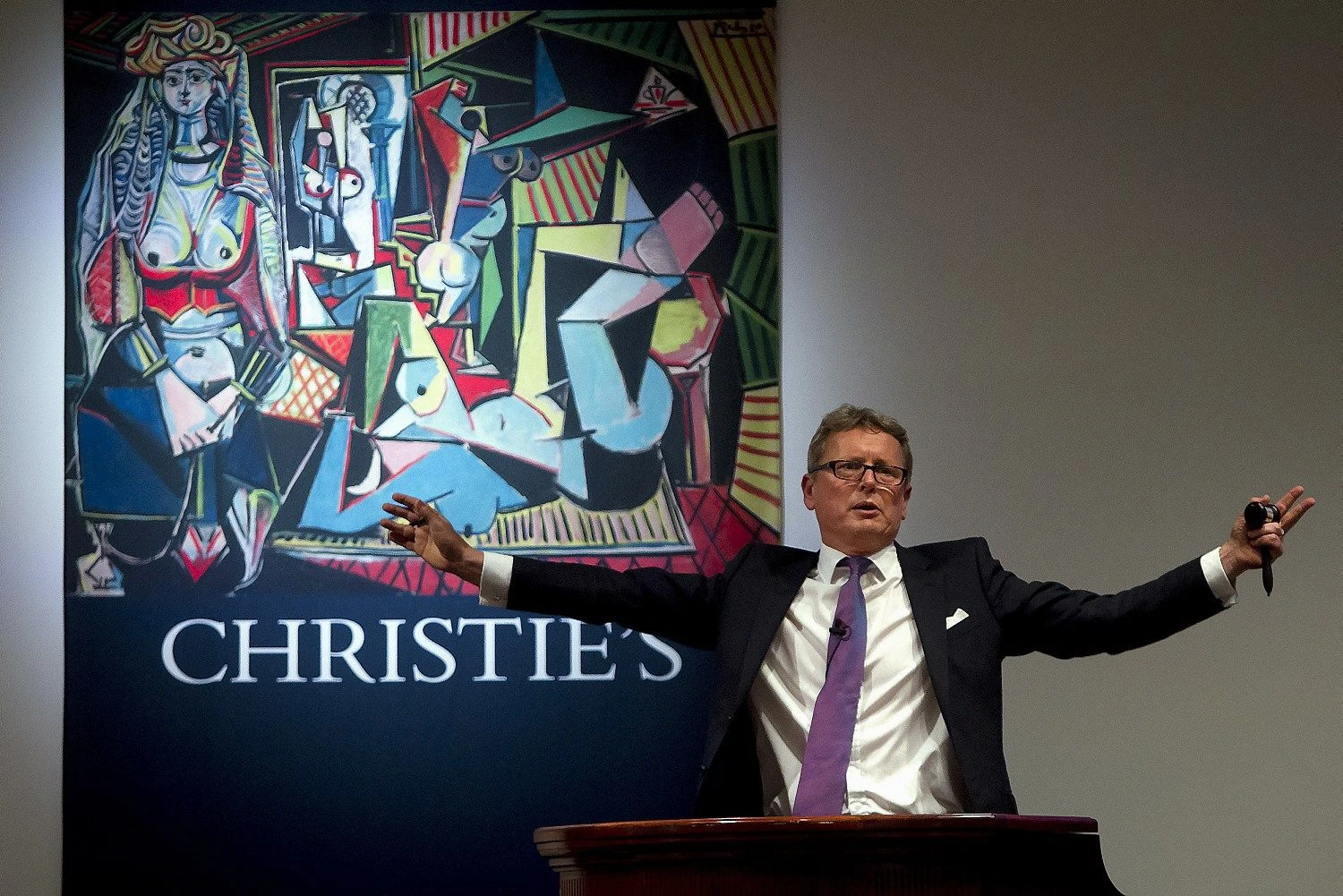 Jussi Pylkkanenas „Christie's“ aukcione paskutinį kartą ragina siūlyti kainą už Pablo Picasso paveikslą „Alžyro moterys“. Po vienuolikos su puse minutės trukusių varžytuvių paveikslą už  179 mln. dolerių įsigijo anoniminis klientas telefonu. Andrew Kelly‘io („Reuters“/„Scanpix“) nuotr.
