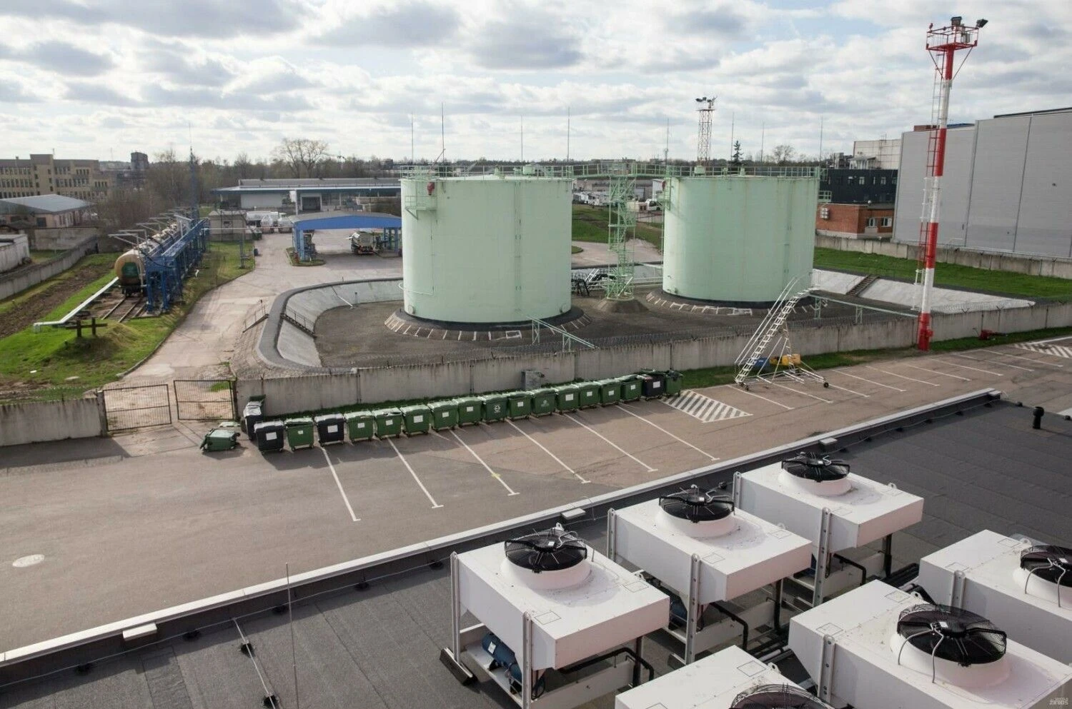 Aviacinių degalų talpyklos Vilniaus oro uoste. Juditos Grigelytės (VŽ) nuotr.