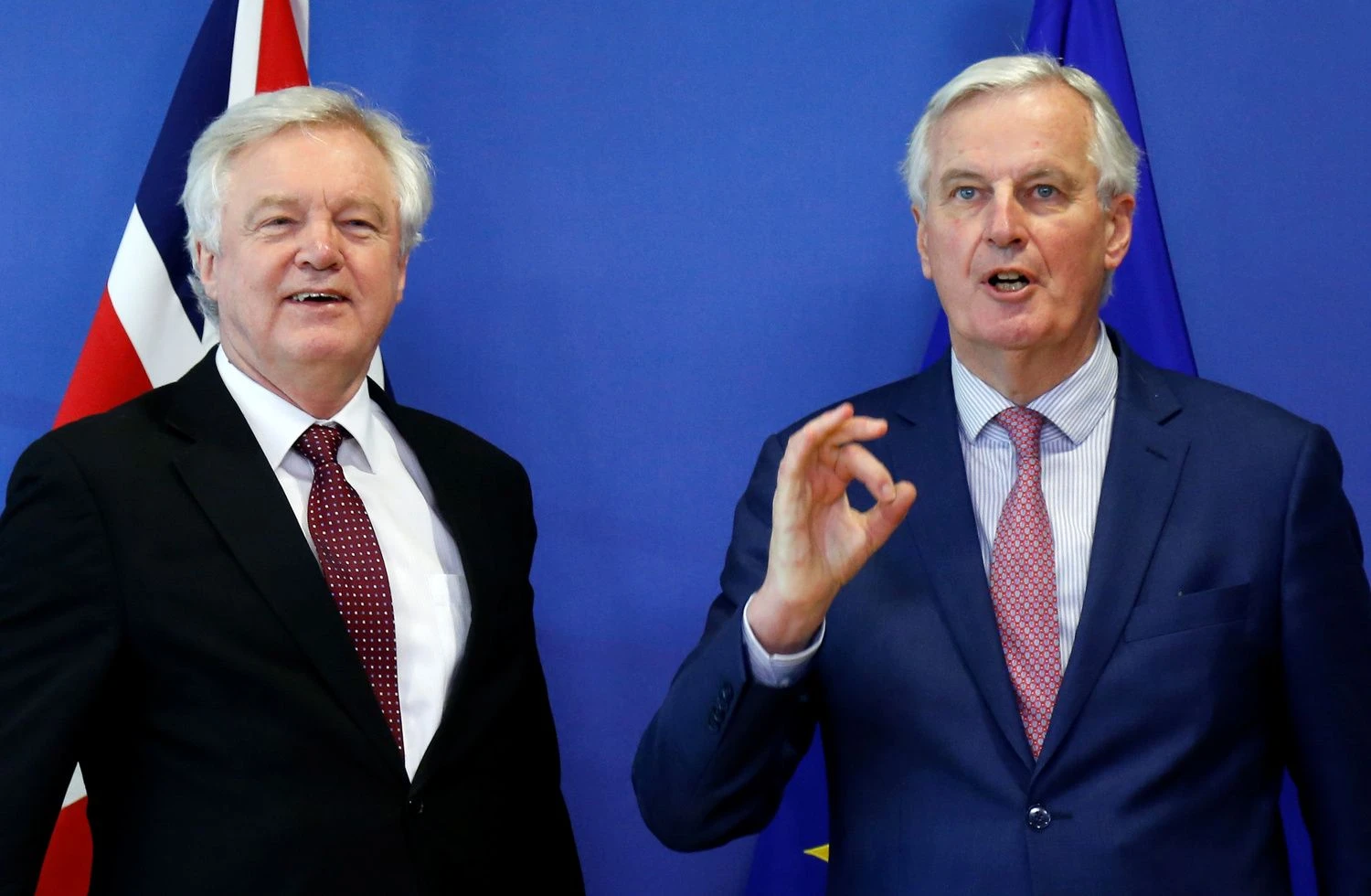 Jungtinės Karalystės „Brexit“ sekretorius Davidas Davis ir ES „Brexit“ derybininkas Michelis Barnier. Francois Lenoiro („Reuters“ / „Scanpix“) nuotr.