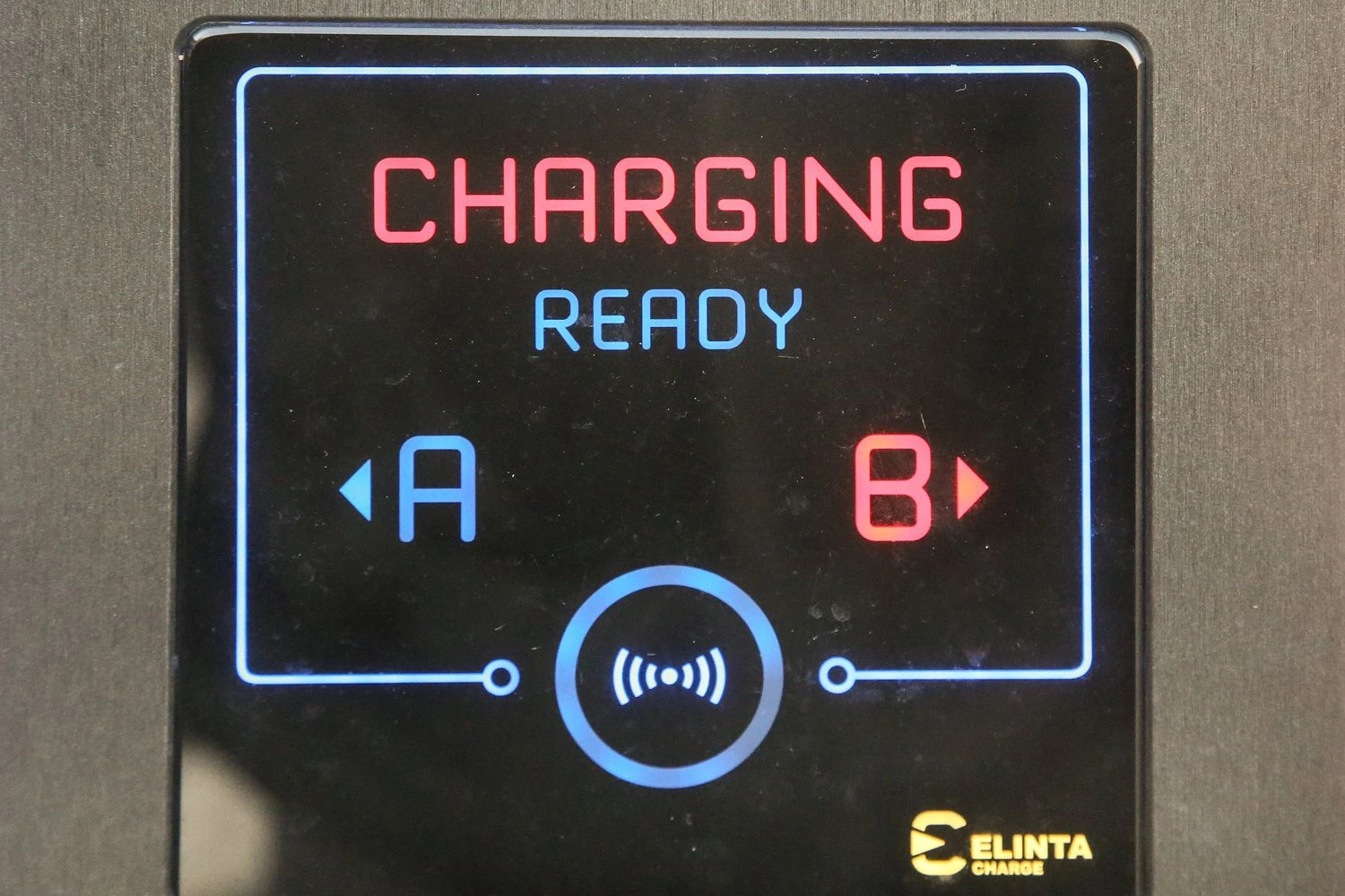 Elektromobilių įkrovimo stotelių tinklas Lietuvoje sparčiai plečiamas, tačiau jo naudotojams reikia ir kantrybės, ir apdairumo. Vladimiro Ivanovo (VŽ) nuotr.