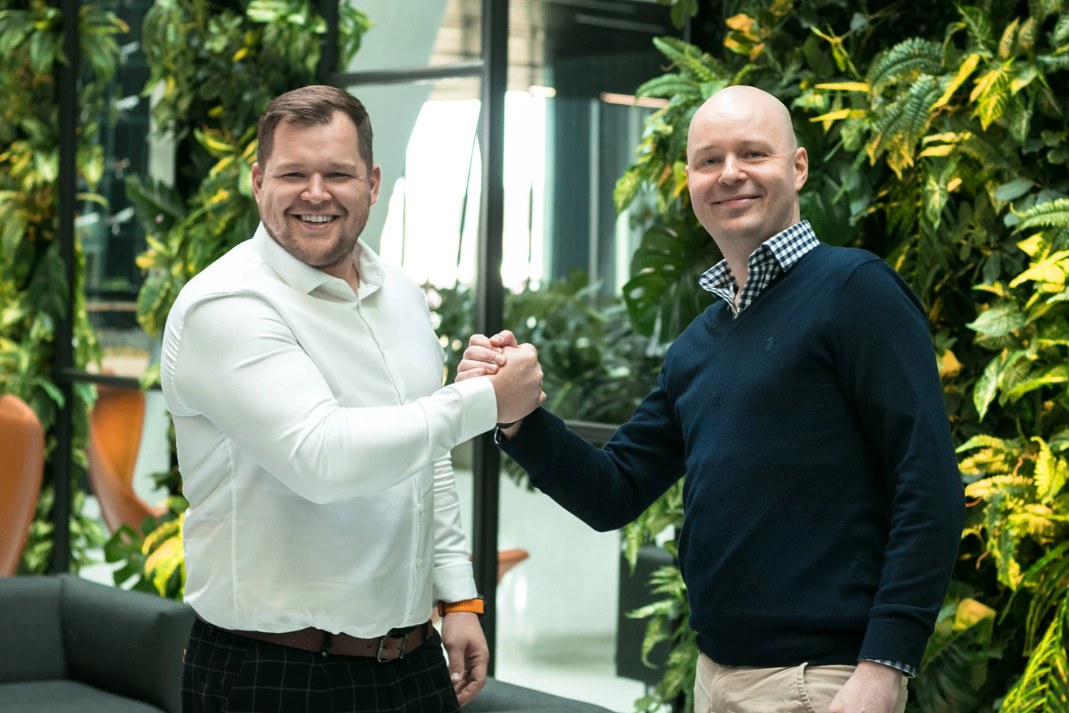 Simonas Ramanauskas, „EVmotors.eu“ vadovas ir vienas įkūrėjų (kairėje) ir Julius Norkūnas, „Digital Aero Technologies“ vadovas. Bendrovės nuotr.