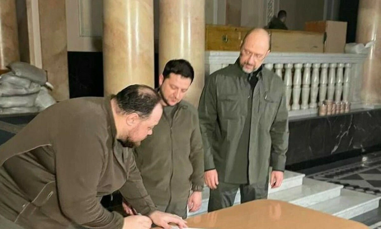 V. Zelenskis pasirašė paraišką dėl Ukrainos narystės Europos Sąjungoje. „Twitter“ nuotr.