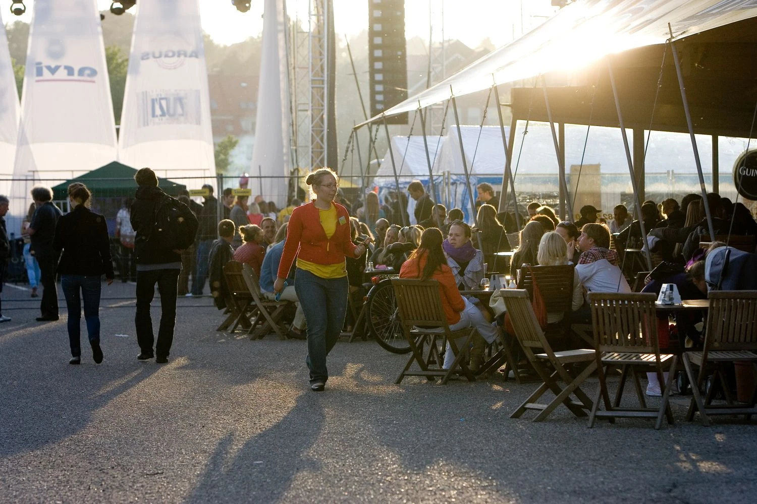 Vakaras Nidoje ne karantino metu. Poilsiautojai lauko kavinėje. Juditos Grigelytės (VŽ) nuotr.